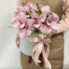 11 крупных розовых орхидей в коробке R788